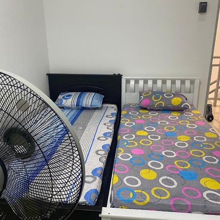 Klia Redza Homestay Kota Warisan Malay Only Szepang Kültér fotó
