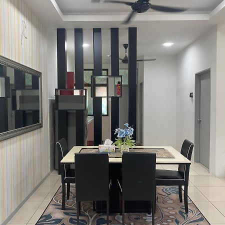 Klia Redza Homestay Kota Warisan Malay Only Szepang Kültér fotó