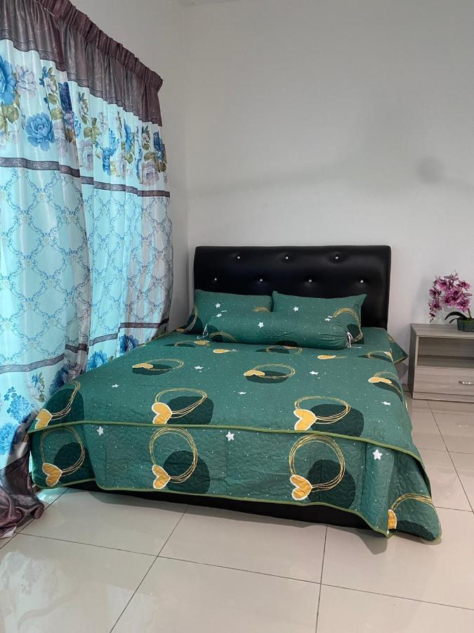 Klia Redza Homestay Kota Warisan Malay Only Szepang Kültér fotó